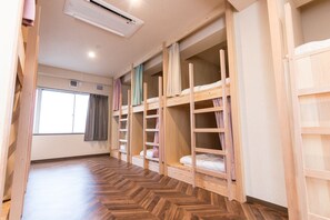 Felles sovesal, for menn og kvinner | Blendingsgardiner, wi-fi (inkludert) og sengetøy