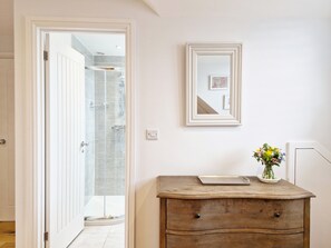 Shower, hair dryer - Castleton , Chichester  - sleeps 2 guests  in 1 bedroom (Chichester)