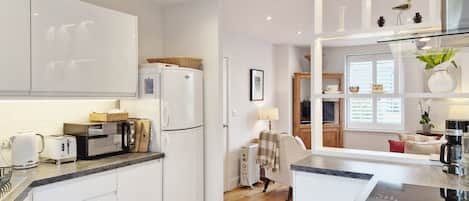 Refrigerador, microondas, horno y cafetera y tetera