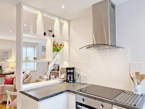 Fridge, microwave, oven, coffee/tea maker - Castleton , Chichester  - sleeps 2 guests  in 1 bedroom (Chichester)