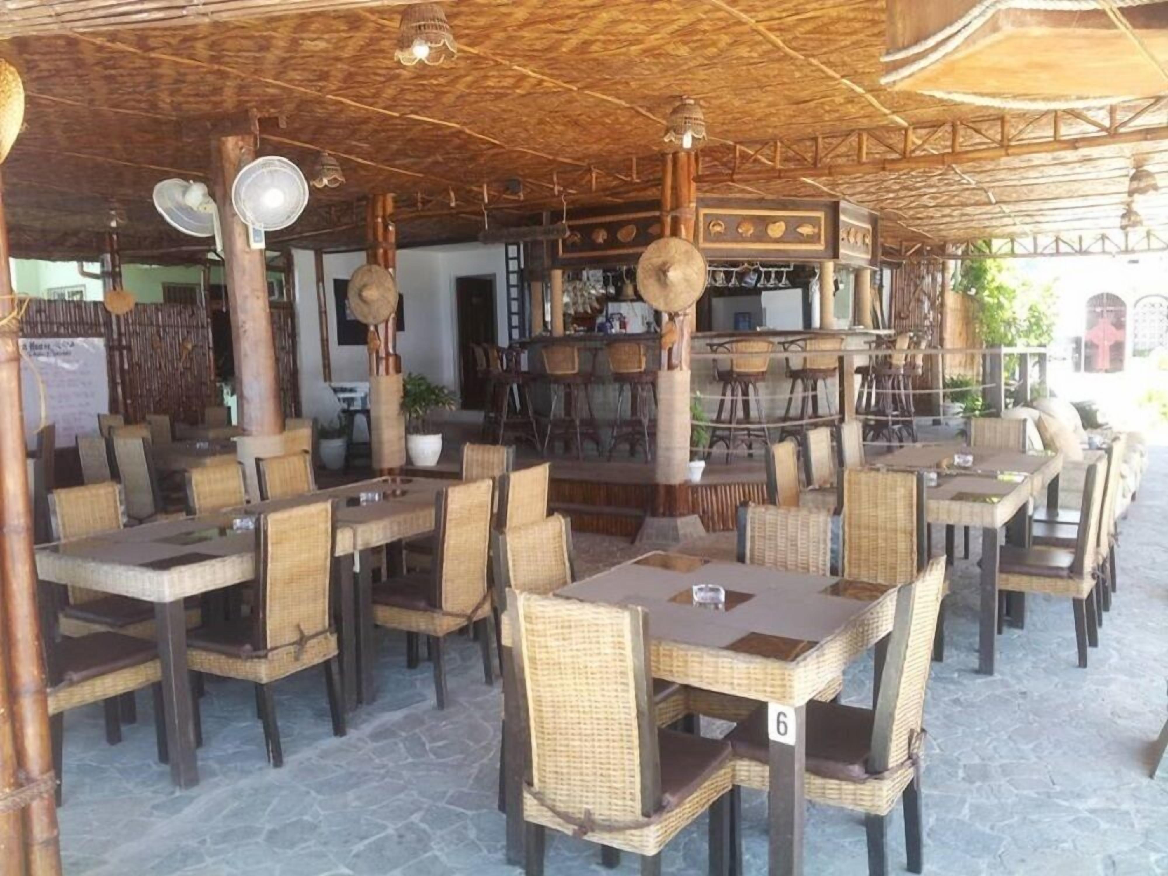 Frühstück, lokale und internationale Küche, Blick auf den Strand 