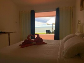 Executive Studio Suite, 1 King Bed, Non Smoking, Pool View | In-room safe, individually decorated, individually furnished, desk