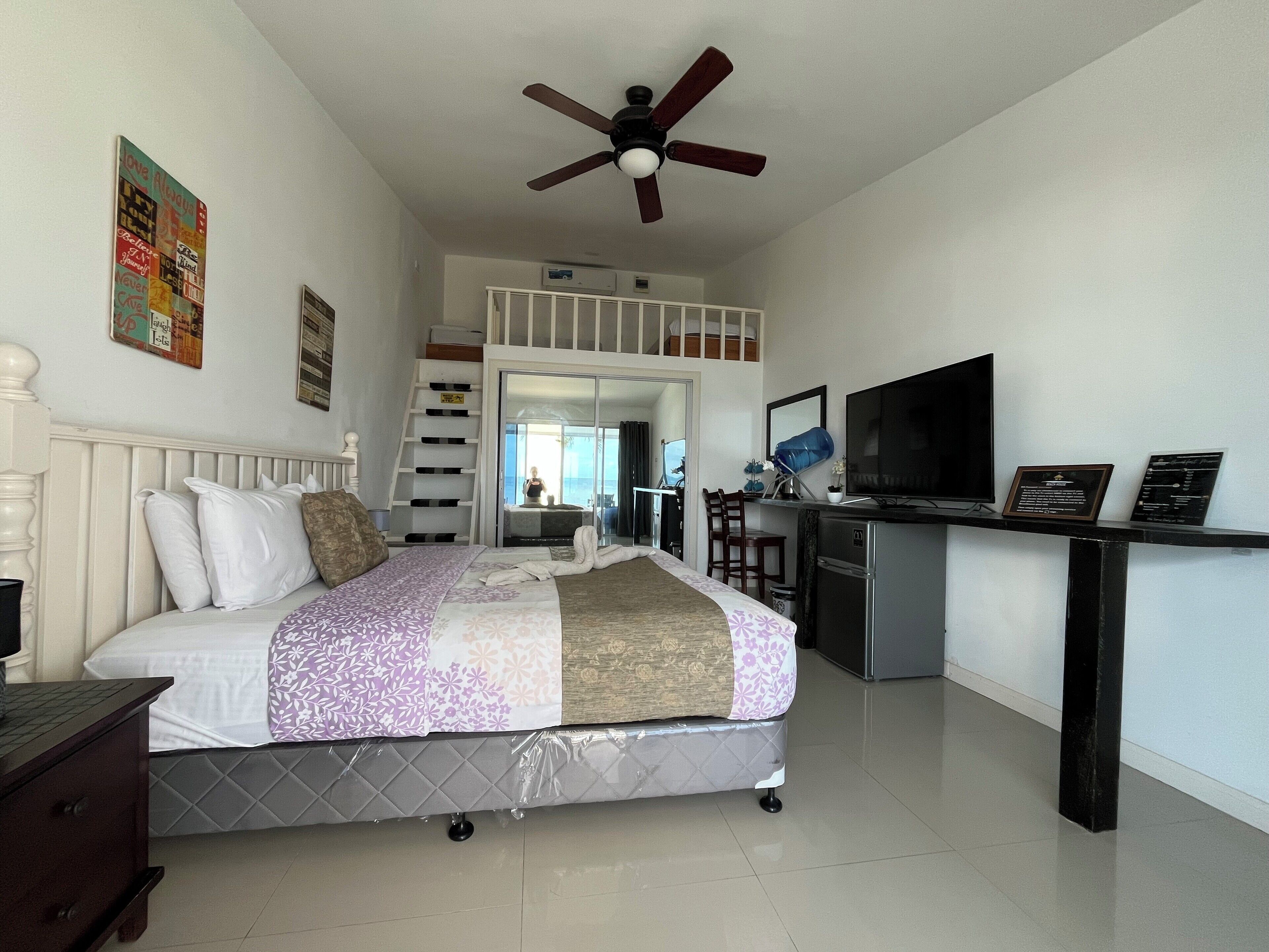 Executive Studio Suite, 1 King Bed, Non Smoking, Pool View | In-room safe, individually decorated, individually furnished, desk