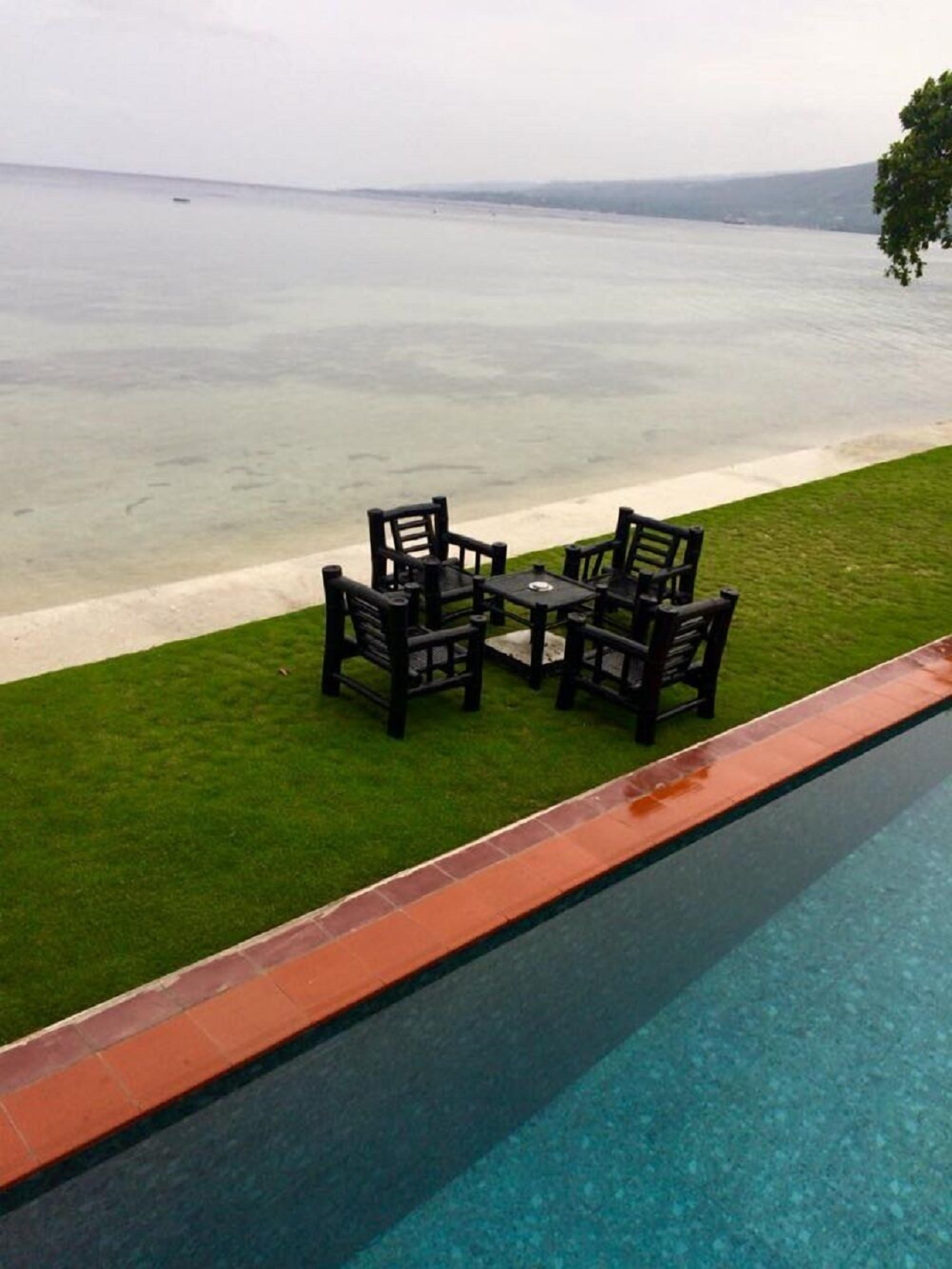 Outdoor pool, free cabanas, pool umbrellas