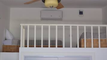 Executive Studio Suite, 1 Katil Raja (King), Non Smoking, Pool View | Peti besi dalam bilik, dihias secara berasingan