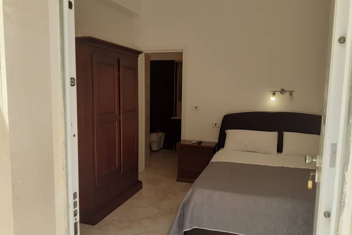 Doppia Deluxe, 1 letto queen, non fumatori, vista giardino (Loretta) | Biancheria in cotone egiziano, biancheria da letto di alta qualità
