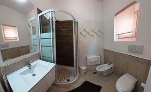 Habitació triple Deluxe, 1 dormitori, no fumadors, vistes al jardí (Beatrice) | Bany | Dutxa, capçal de dutxa tipus cascada i articles de tocador gratuïts 