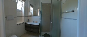 Habitación cuádruple Confort, 1 habitación (Stella) | Baño | Ducha y cabezal de ducha tipo lluvia