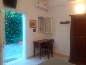 Deluxe Double Room, 1 Queen Bed, Non Smoking, Garden View (Loretta) | Garden view - La Posada (Brindisi)