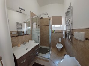 Trippelrum för familj - privat badrum (Angela) | Badrum | Dusch, regndusch, gratis toalettartiklar och hårtork