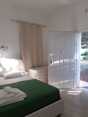 Deluxe trippelrum - 1 sovrum - icke-rökare - utsikt mot trädgården (Beatrice) | Egyptiska bomullslakan, sängtillbehör av högsta kvalitet och duntäcken