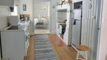 Refrigerador, parrilla de estufa y cafetera y tetera