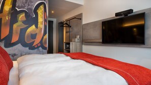 In-room safe, desk, blackout curtains, soundproofing - Holiday Inn - the niu, Hide Berlin Friedrichshain by IHG (Berlin)