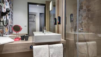 淋浴設備、免費盥洗用品、吹風機、毛巾