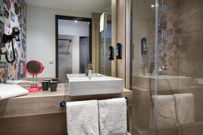 Dusche, kostenlose Toilettenartikel, Haartrockner, Handtücher