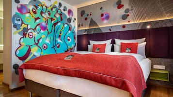 Premium-Zimmer, 1 Queen-Bett | Zimmersafe, Schreibtisch, Verdunkelungsvorhänge, schallisolierte Zimmer