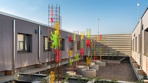 A rooftop terrace with concrete planters and a metal structure with colorful elements. - Holiday Inn - the niu, Hide Berlin Friedrichshain by IHG (Berlin)