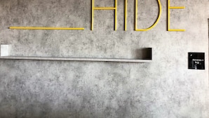 A wall with the word "HIDE" in large, bold letters, with a horizontal line underneath. - Holiday Inn - the niu, Hide Berlin Friedrichshain by IHG (Berlin)