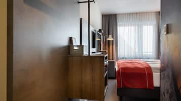 Zimmersafe, Schreibtisch, Verdunkelungsvorhänge, schallisolierte Zimmer