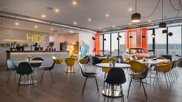 Sarapan prasmanan setiap hari (EUR 17.00 per orang)