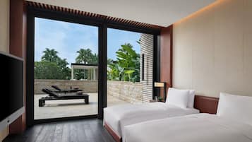 Minibar, coffres-forts dans les chambres, bureau, rideaux occultants