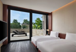 Minibar, caja de seguridad en la habitación y escritorio 