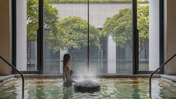 Een sauna, een bubbelbad, een stoombad, lichaamsbehandelingen