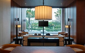 Minibar, caja de seguridad en la habitación y escritorio 