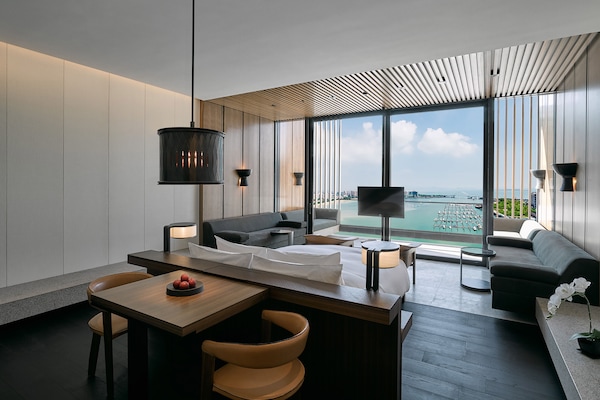 Grand Marina King Studio | Down comforters, minibar, in-room safe, desk