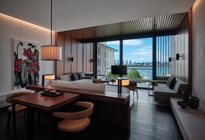 Minibar, caja de seguridad en la habitación y escritorio 