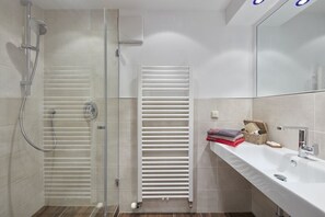 Douche, sèche-cheveux, serviettes fournies