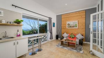 Honeymoon Studio Suite, 1 Bedroom, Ocean View, Sea Facing | Living area