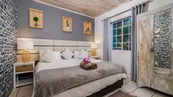 Romantic Cottage, 1 Bedroom, Ensuite, Ocean View | Iron/ironing board, free WiFi, bed sheets