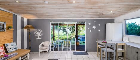 Family Cottage, 2 Bedrooms, Kitchenette, Ocean View | Living area
