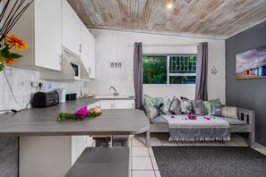 Casa de campo romântica, 1 quarto, suíte, vista para o oceano | Área de estar
