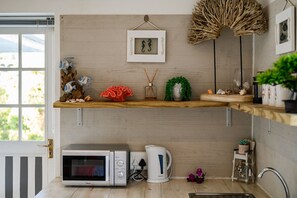 Suíte estúdio lua de mel, 1 quarto, vista para o oceano, de frente para o mar | Cozinha americana privada | Cafeteira/chaleira, chaleira elétrica