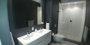 Deluxe-Apartment, 3 Schlafzimmer, Poolseite | Dusche im Bad