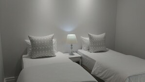 Deluxe Apartment, 3 Bedrooms, Poolside - UniqueStay Paardevlei Deluxe Apartment (Cape Town)