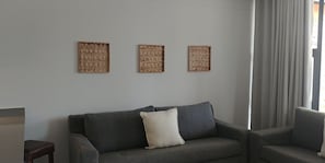 Appartement Deluxe, 3 chambres, au bord de la piscine | Salle de séjour | Téléviseur à écran plat de 49 po avec télévision par satellite