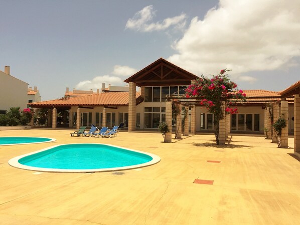 2 outdoor pools - Private Holiday Home Villa Verde Resort (Sal)