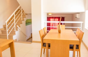 Apartment | Essbereich im Zimmer