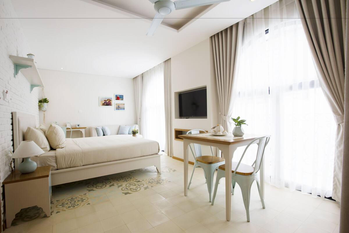 LiefStyle Suite King | Minibar, brankas, meja kerja, dan tirai kedap cahaya