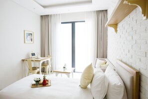 LiefSaver Suite King | Een minibar, een kluis op de kamer, een bureau, verduisterende gordijnen