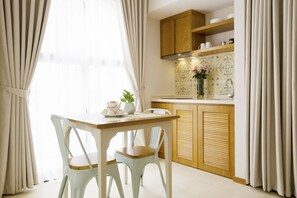 LiefStyle Suite King | Een minibar, een kluis op de kamer, een bureau, verduisterende gordijnen
