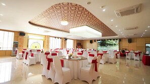 Breakfast, lunch, dinner served; local and international cuisine  - SeaStar Hotel Ha Long (Ha Long)