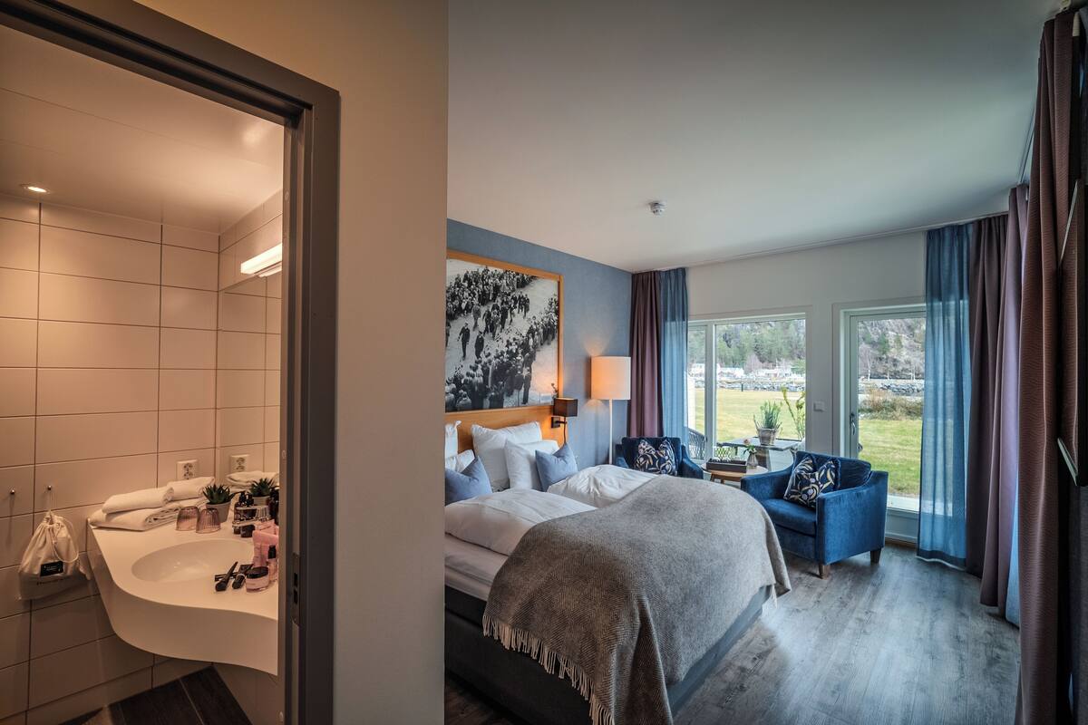 1 bedroom, down duvets, desk, iron/ironing board