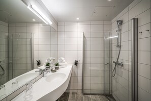 Dusche, kostenlose Toilettenartikel, Haartrockner, Handtücher