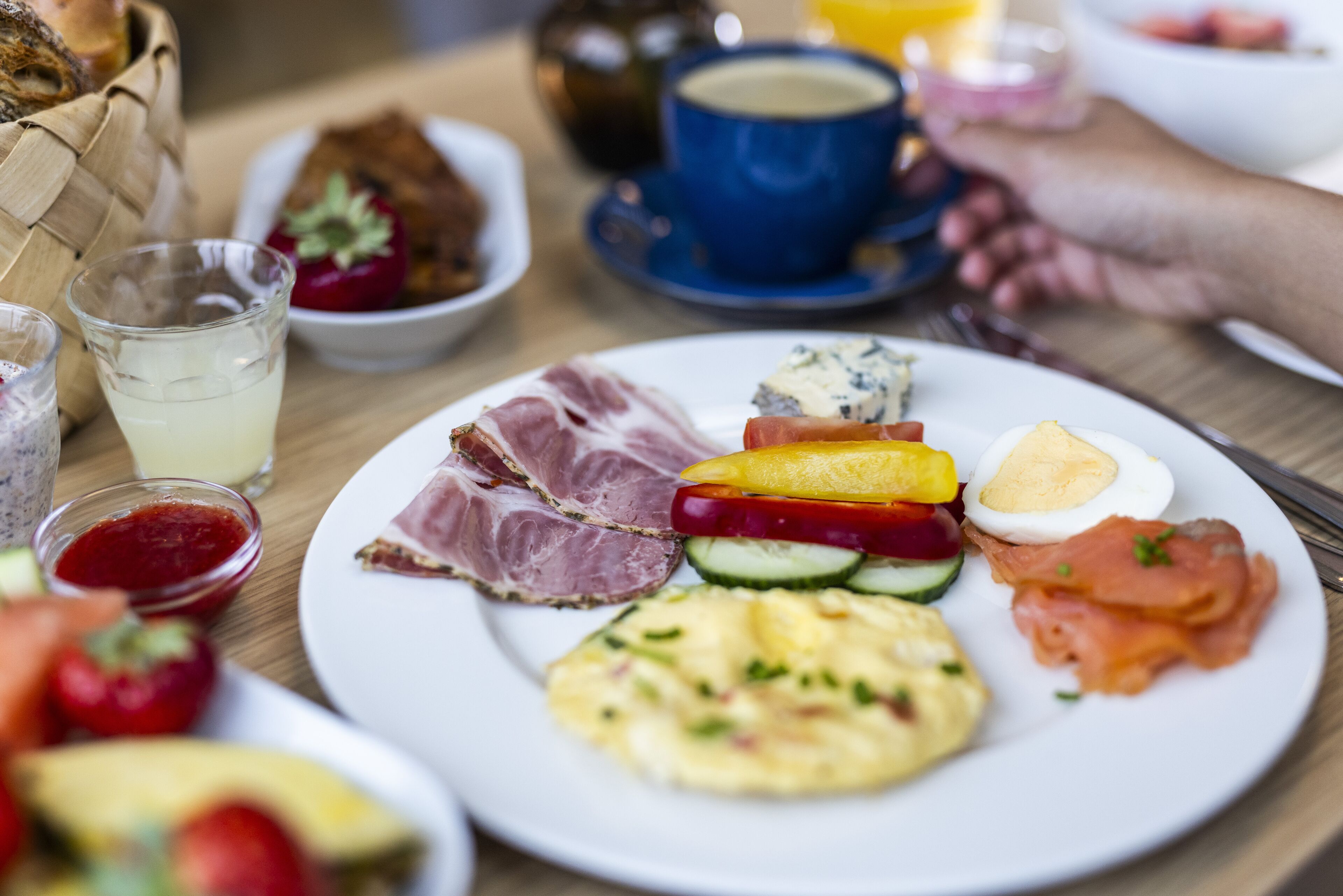 Un plato de desayuno con diversos alimentos, como huevos, verduras y carnes.