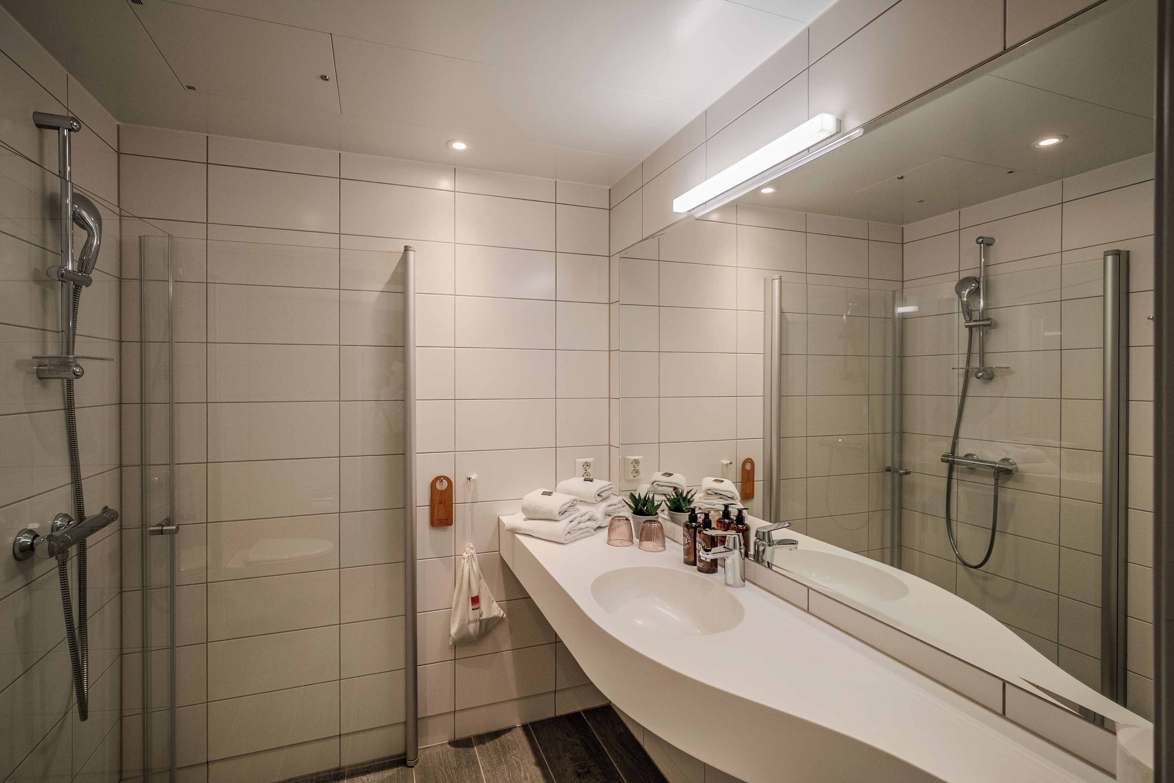 shower, free toiletries, hair dryer, towels