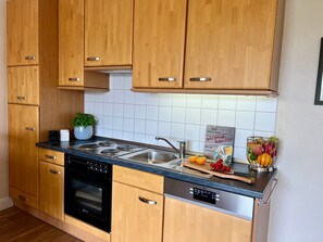 ثلاجة، ميكروويف، فرن، غسالة أطباق